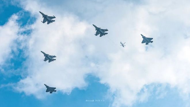 中国歼-35最新画面！6枚中距弹、隐藏登机梯首次曝光！大伊万